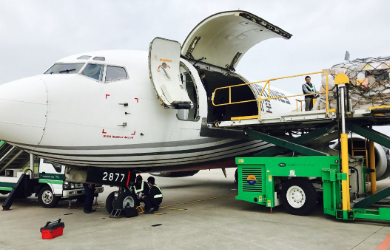 鼓勵國際航空公司和物流行業開展緊密結合，鼓勵傳統式國際航空公司轉型升級